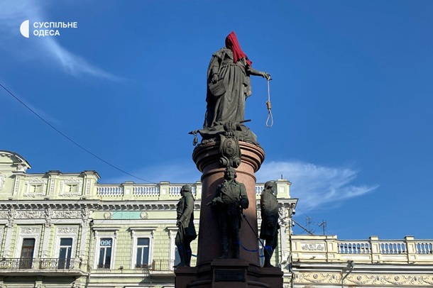 В Одессе надели колпак палача на памятник Екатерине II