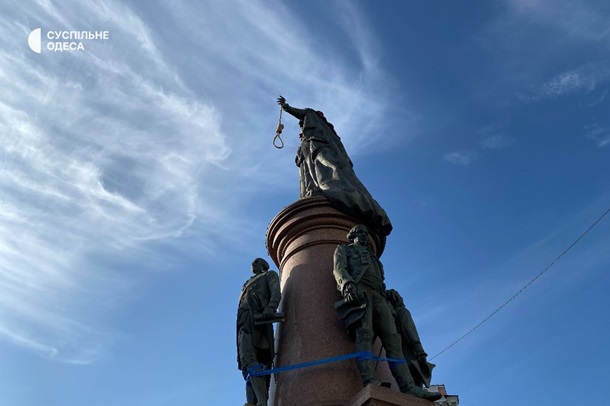 В Одесі одягли ковпак ката на пам'ятник Катерині II