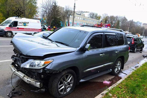 Легковой автомобиль Lexus столкнулся с легковушкой Daewoo Lanos, внутри которой находилась семья – муж с женой и двое их детей. 3