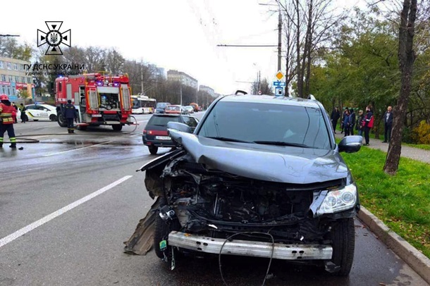 Легковой автомобиль Lexus столкнулся с легковушкой Daewoo Lanos, внутри которой находилась семья – муж с женой и двое их детей. 2