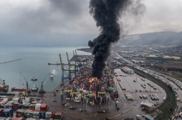 В турецком порту после землетрясения возник пожар