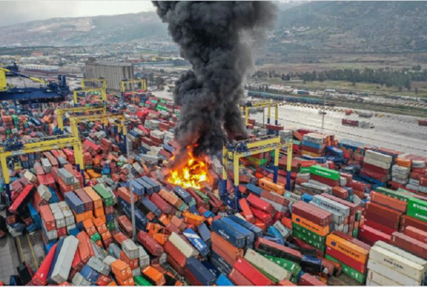 У турецькому порту після землетрусу виникла пожежа