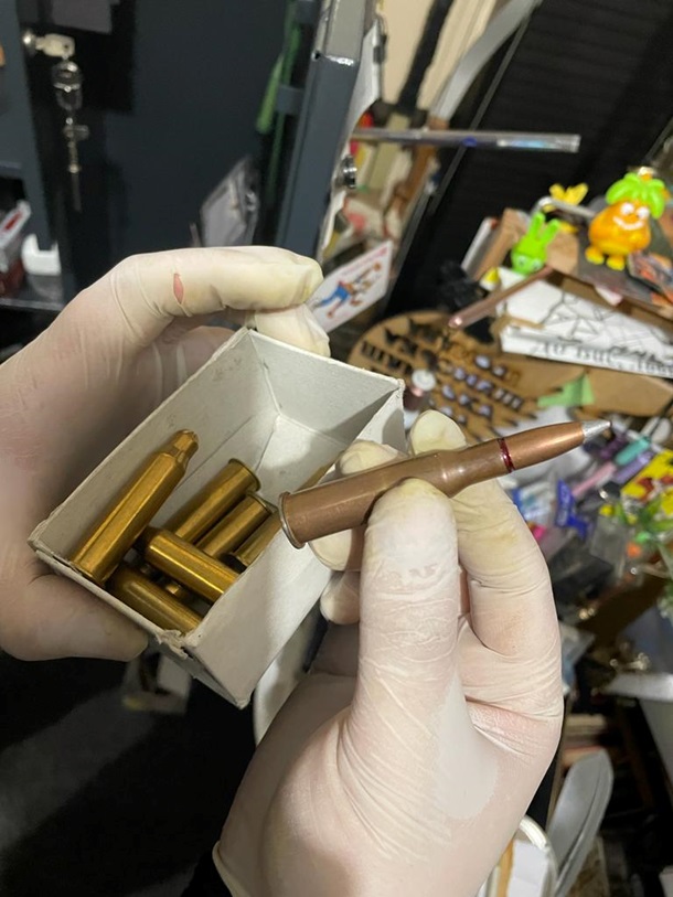 В похоронном бюро Львова полиция нашла наркотики и оружие (фото, видео)