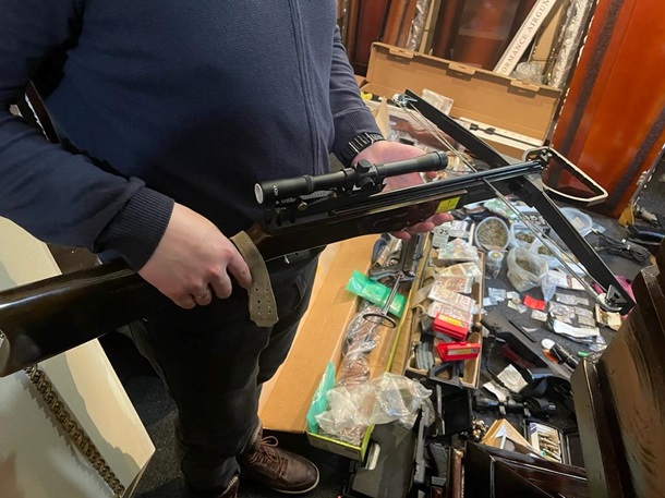 В похоронном бюро Львова полиция нашла наркотики и оружие (фото, видео)