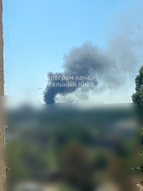 У Києві пролунали вибухи, спалахнула пожежа (відео)
