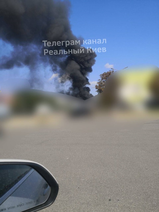 У Києві пролунали вибухи, спалахнула пожежа (відео)