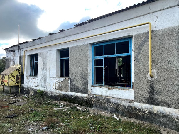 У Хмельницькій області уламки збитого дрону пошкодили 12 будинків та школу (фото)