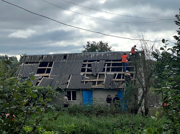 У Хмельницькій області уламки збитого дрону пошкодили 12 будинків та школу (фото)