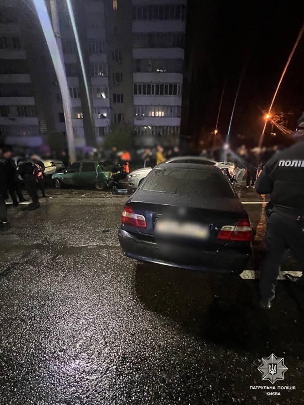 В Киеве пьяный водитель протаранил пять авто и устроил драку