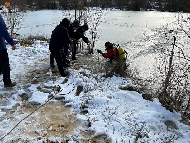 На Закарпатті два рибалки провалилися під лід, один із них загинув