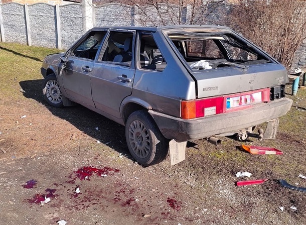 В Днепропетровской области российский дрон попал в авто, двое раненых