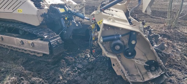 У Харківській області на мінах підірвалися трактор та машина розмінування