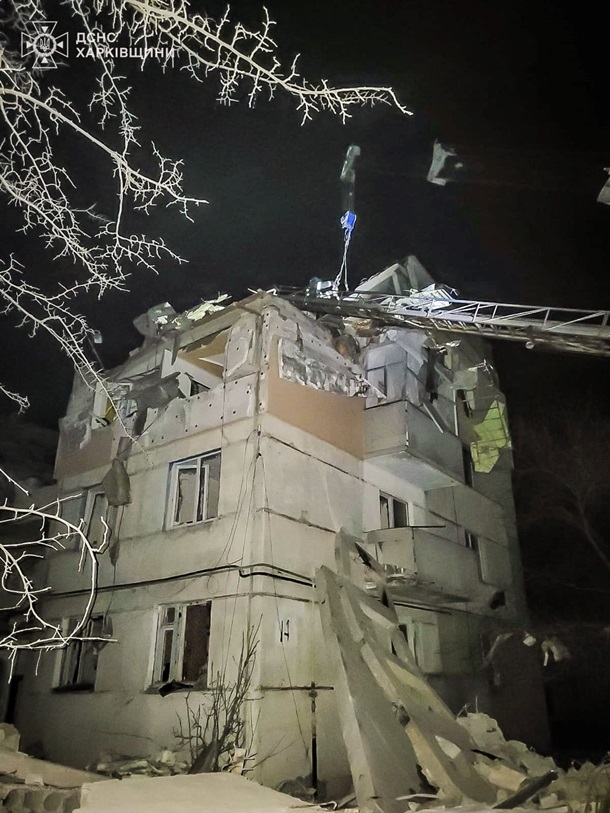 Оккупанты сбросили авиабомбу на многоэтажку в Купянске: погибла женщина