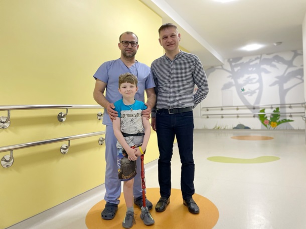 У Львові протезували хлопчика, який втратив кінцівку через рак (фото)