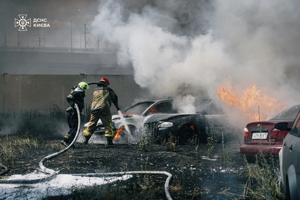 В Киеве сгорело около 30 авто, один автобус и 10 мотоциклов