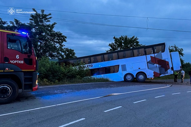 Среди пассажиров - 55 детей: на Тернопольщине попал в аварию автобус