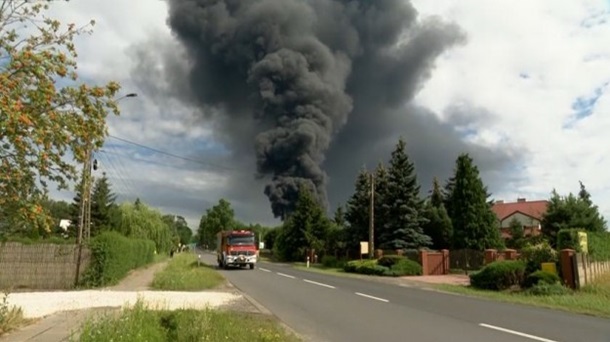  По словам спикера пожарной службы Лодзи Лукаша Гурчинского, пожар все еще не контролируемый.