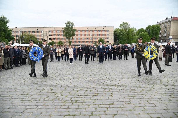Во Львов прибыли делегации 35 стран и главный дипломат ЕС Во Львов прибыли делегации 35 стран и главный дипломат ЕС