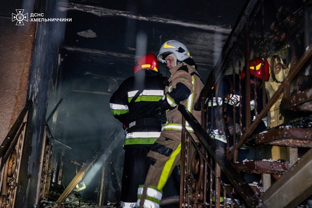 В Хмельницкой области молния ударила в Дом молитвы (фото, видео) В Хмельницкой области молния ударила в Дом молитвы (фото, видео)