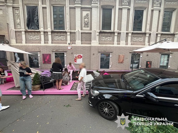 В Киеве автомобиль снес летнюю террасу с людьми (фото)