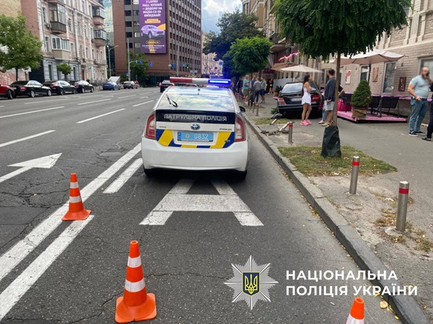 В Киеве автомобиль снес летнюю террасу с людьми (фото)