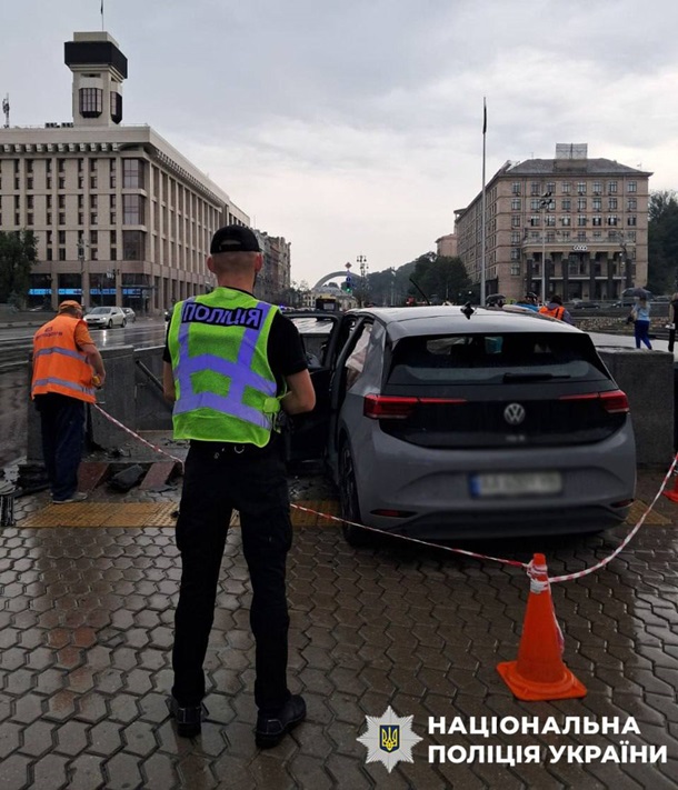 В Киеве электромобиль влетел в подземный переход, водитель травмирован
