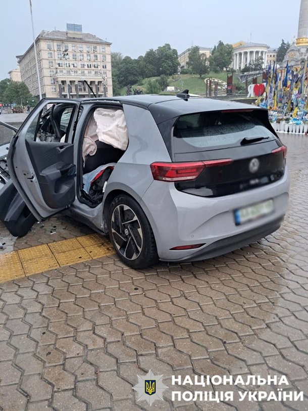 В Киеве электромобиль влетел в подземный переход, водитель травмирован