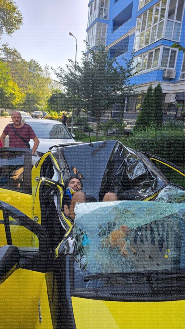 Появились фото и видео: в Киеве мужчина выжил после падения с 19 этажа Появились фото и видео: в Киеве мужчина выжил после падения с 19 этажа
