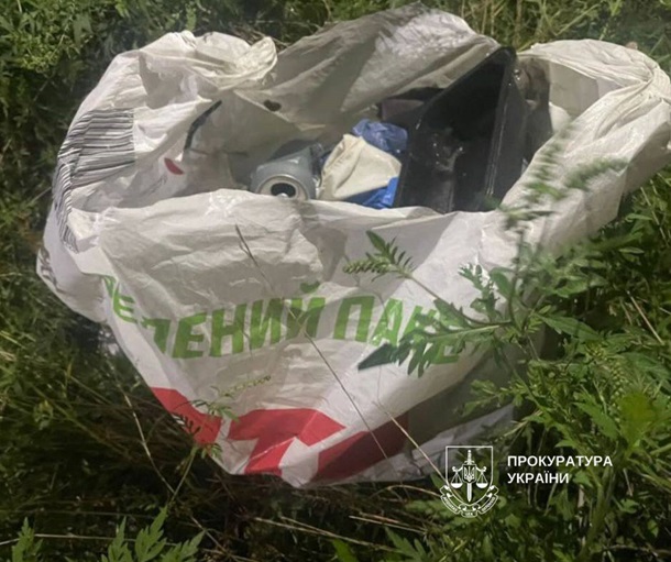 В Киеве на мусорку выбросили живых щенков в пакете В Киеве на мусорку выбросили живых щенков в пакете