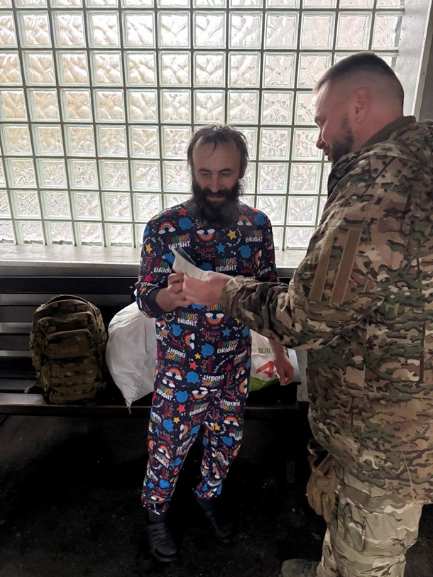 Удерживали позицию более 160 дней: Зеленский наградил двух воинов