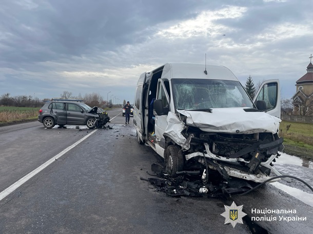 На Прикарпатье автобус столкнулся с легковушкой: один человек погиб, восемь пострадали На Прикарпатье автобус столкнулся с легковушкой: один человек погиб, восемь пострадали