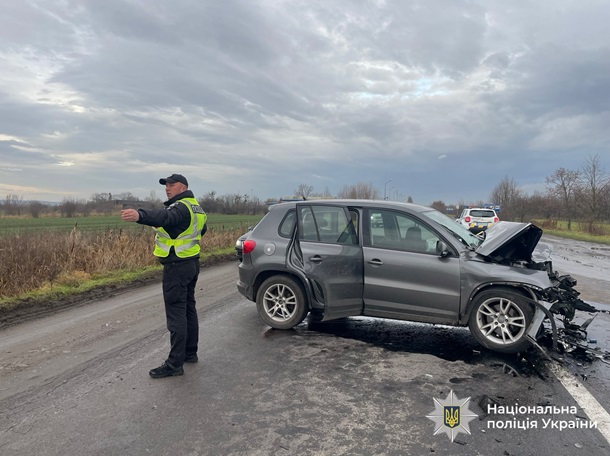 На Прикарпатье автобус столкнулся с легковушкой: один человек погиб, восемь пострадали На Прикарпатье автобус столкнулся с легковушкой: один человек погиб, восемь пострадали