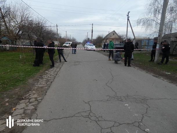 Пьяный полицейский под Запорожьем открыл стрельбу и ранил военных Пьяный полицейский под Запорожьем открыл стрельбу и ранил военных