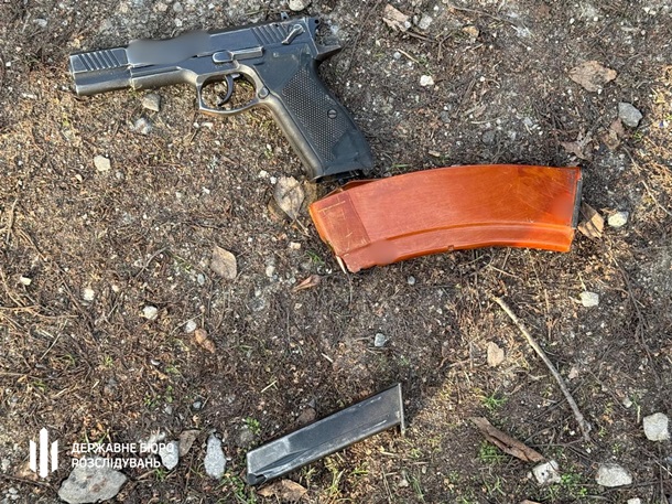 Пьяный полицейский под Запорожьем открыл стрельбу и ранил военных Пьяный полицейский под Запорожьем открыл стрельбу и ранил военных