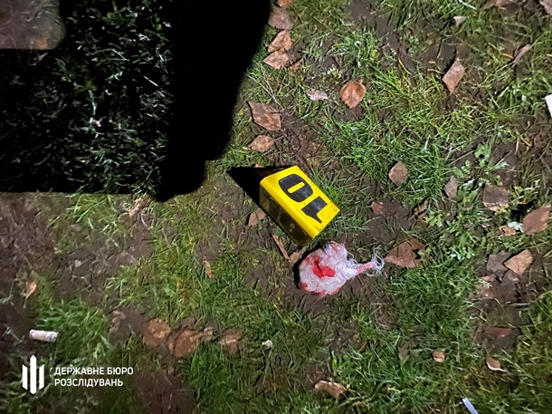 Пьяный полицейский под Запорожьем открыл стрельбу и ранил военных Пьяный полицейский под Запорожьем открыл стрельбу и ранил военных