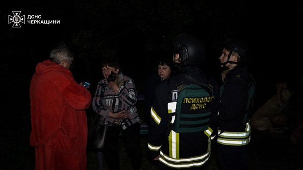 В Черкассах дрон попал в многоэтажку: 11 пострадавших, среди них двое детей В Черкассах дрон попал в многоэтажку: 11 пострадавших, среди них двое детей
