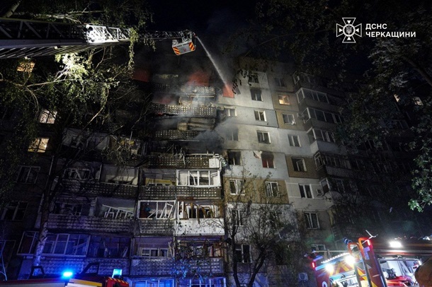 В Черкассах дрон попал в многоэтажку: 11 пострадавших, среди них двое детей В Черкассах дрон попал в многоэтажку: 11 пострадавших, среди них двое детей