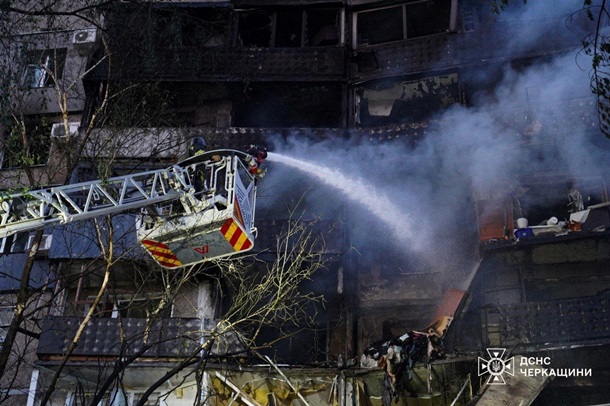 В Черкассах дрон попал в многоэтажку: 11 пострадавших, среди них двое детей В Черкассах дрон попал в многоэтажку: 11 пострадавших, среди них двое детей
