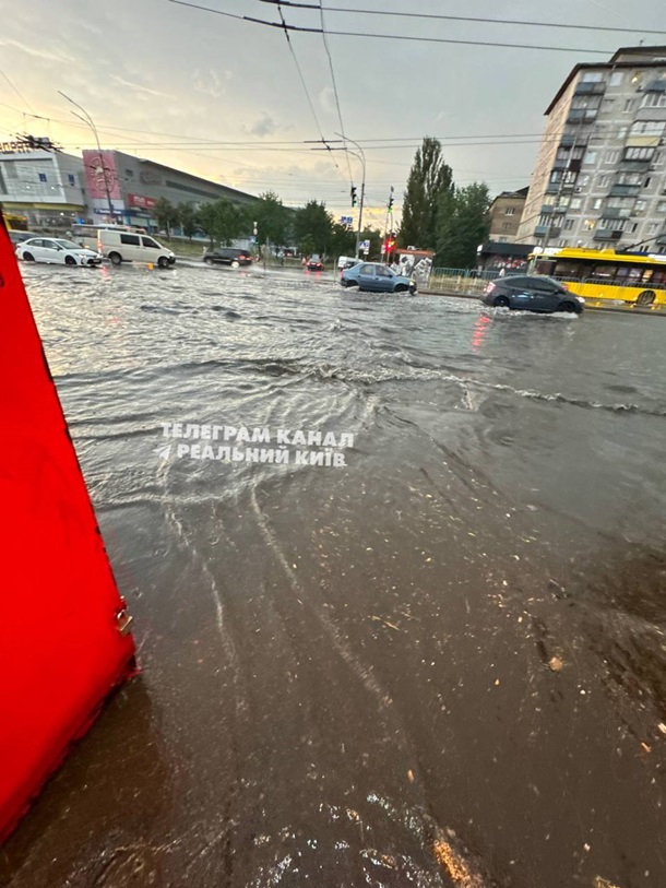 Мощная буря в Киеве: ветер валит деревья и обесточивает районы