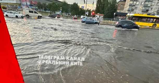 Мощная буря в Киеве: ветер валит деревья и обесточивает районы