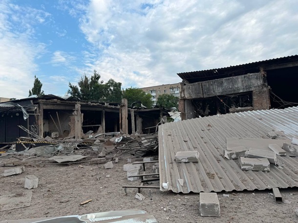 Российские войска атаковали Изюм авиационными бомбами: повреждено отделение Новой почты Российские войска атаковали Изюм авиационными бомбами: повреждено отделение Новой почты