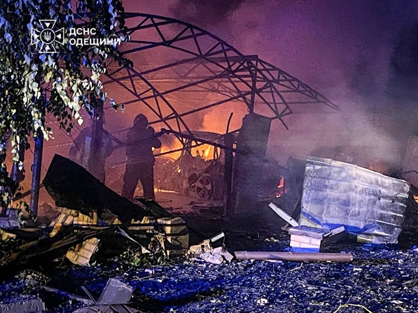 Російська атака викликала пожежі та руйнування у двох районах Одеської області Російська атака викликала пожежі та руйнування у двох районах Одеської області