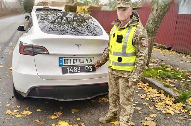 В Украине военный ездил на Tesla с незаконными номерами ВСУ, чтобы избежать штрафов за скорость
