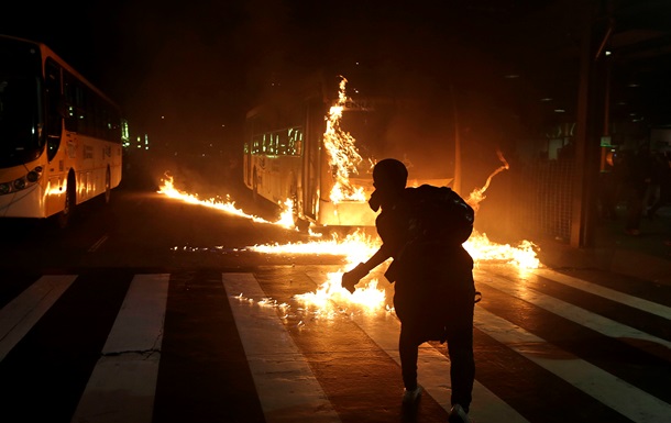 Акции протеста против убийства подростка в бразильском Сан-Паулу переросли в массовые беспорядки