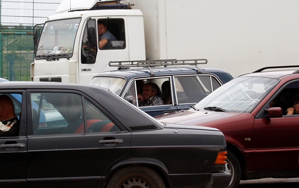 На украинско-российской границе застряли несколько сотен грузовиков
