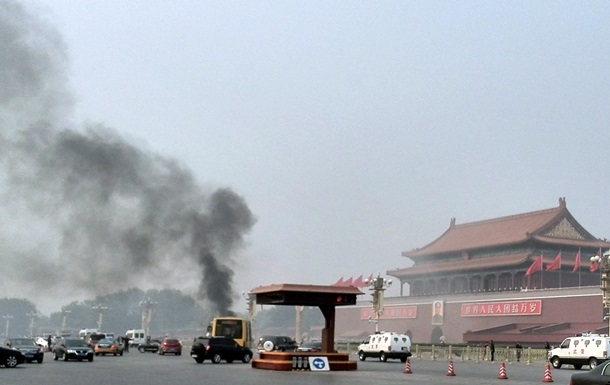 Китай обвинил уйгурских исламистов в организации теракта на центральной площади Пекина