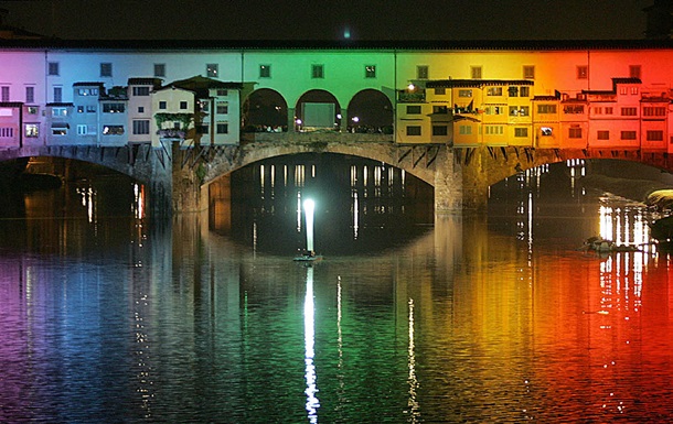 Поймали с поличным. Украинских туристов задержали за надпись на мосту Ponte Vecchio