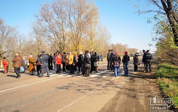 Фермери перекрили трасу Дніпропетровськ - Кривий Ріг з вимогою  припинити захоплення полів 