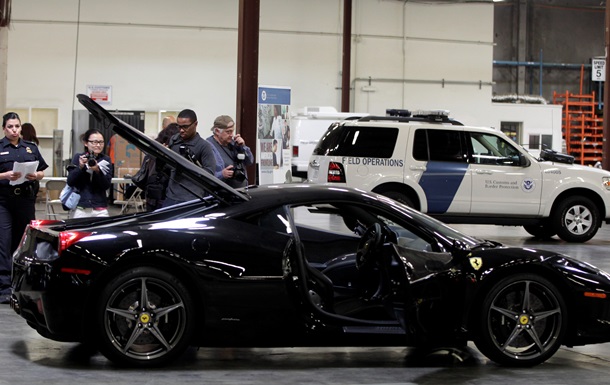 В США грузовик раздавил неправильно припаркованный Ferrari
