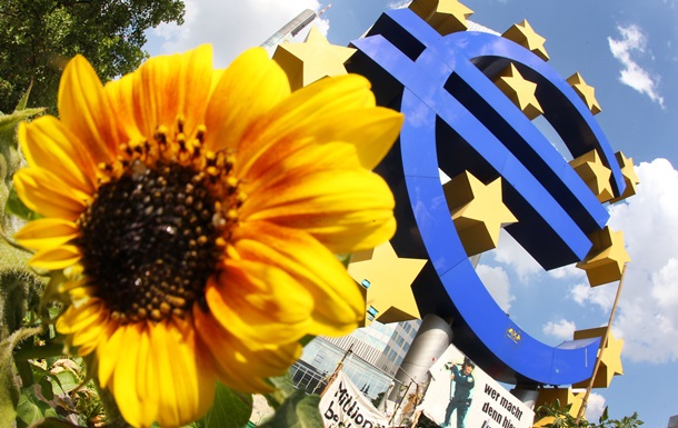 Курс валют: официальный евро потерял более 10 копеек
